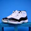 Air Jordan 11 High preto e branco, com couro envernizado brilhante, solado translúcido e o icônico logotipo Jumpman na lateral, visto de perfil
