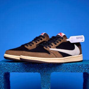 Air Jordan 1 Low preto e marrom visto de cima, destacando o design clássico, o Swoosh da Nike e o acabamento premium do cabedal