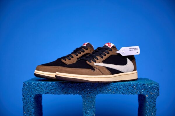 Air Jordan 1 Low preto e marrom visto de cima, destacando o design clássico, o Swoosh da Nike e o acabamento premium do cabedal