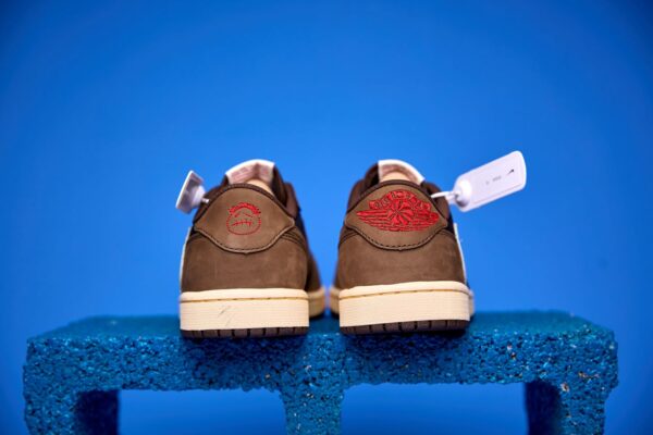 Air Jordan 1 Low preto e marrom visto de cima, destacando o design clássico, o Swoosh da Nike e o acabamento premium do cabedal
