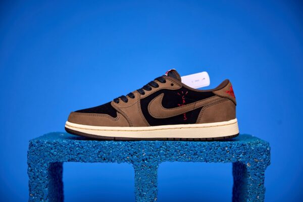 Air Jordan 1 Low preto e marrom visto de cima, destacando o design clássico, o Swoosh da Nike e o acabamento premium do cabedal