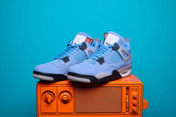 Nike Air Jordan 4, destacando os painéis laterais em mesh, a entressola robusta e os detalhes clássicos do modelo.