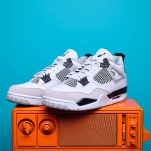 Nike Air Jordan 4, destacando os painéis laterais em mesh, a entressola robusta e os detalhes clássicos do modelo.