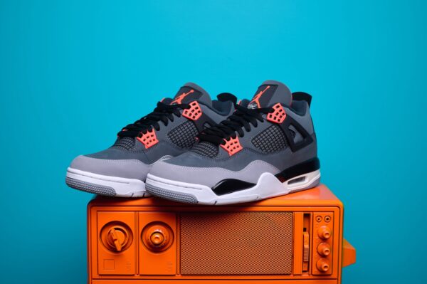 Nike Air Jordan 4, destacando os painéis laterais em mesh, a entressola robusta e os detalhes clássicos do modelo.