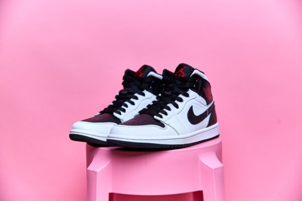 Nike Air Jordan 1 Mid - Image 11