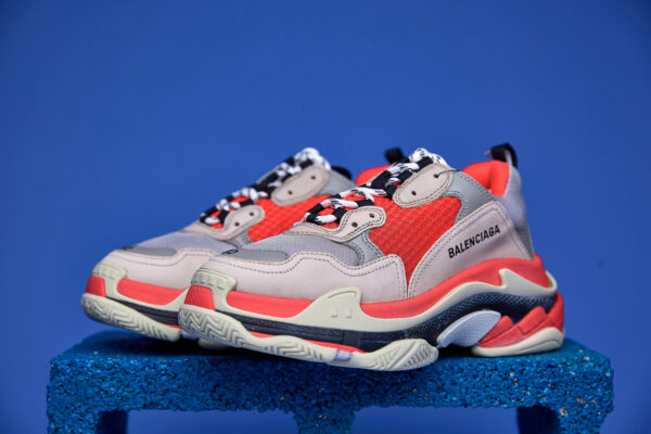 Tênis Balenciaga Triple S Clear Sole preto com sola transparente, design robusto e múltiplas camadas.