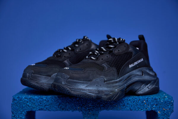 Tênis Balenciaga Triple S Clear Sole preto com sola transparente, design robusto e múltiplas camadas.