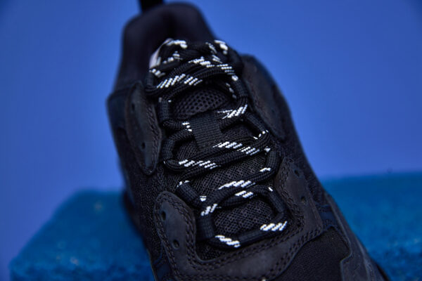 Tênis Balenciaga Triple S Clear Sole preto com sola transparente, design robusto e múltiplas camadas.