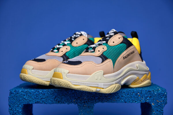 Tênis Balenciaga Triple S Clear Sole preto com sola transparente, design robusto e múltiplas camadas.