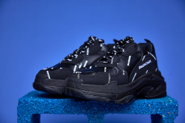 Tênis Balenciaga Triple S Clear Sole preto com sola transparente, design robusto e múltiplas camadas.