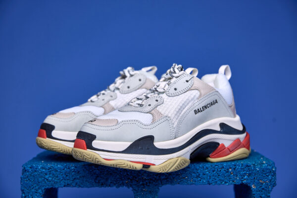 Tênis Balenciaga Triple S Clear Sole preto com sola transparente, design robusto e múltiplas camadas.