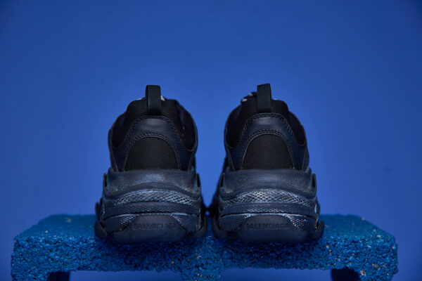 Tênis Balenciaga Triple S Clear Sole preto com sola transparente, design robusto e múltiplas camadas.