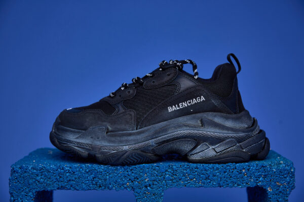 Tênis Balenciaga Triple S Clear Sole preto com sola transparente, design robusto e múltiplas camadas.