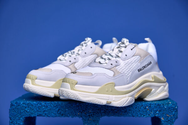 Tênis Balenciaga Triple S Clear Sole preto com sola transparente, design robusto e múltiplas camadas.