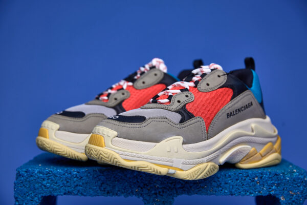 Tênis Balenciaga Triple S Clear Sole preto com sola transparente, design robusto e múltiplas camadas.