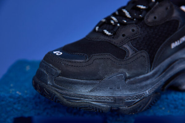 Tênis Balenciaga Triple S Clear Sole preto com sola transparente, design robusto e múltiplas camadas.
