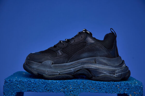 Tênis Balenciaga Triple S Clear Sole preto com sola transparente, design robusto e múltiplas camadas.