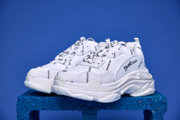 Tênis Balenciaga Triple S Clear Sole preto com sola transparente, design robusto e múltiplas camadas.