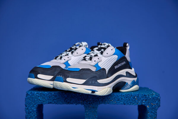 Tênis Balenciaga Triple S Clear Sole preto com sola transparente, design robusto e múltiplas camadas.