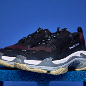 Tênis Balenciaga Triple S Clear Sole preto com sola transparente, design robusto e múltiplas camadas.