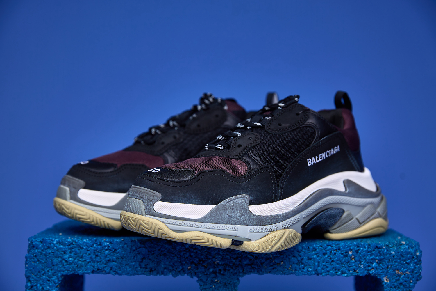 Tênis Balenciaga Triple S Clear Sole preto com sola transparente, design robusto e múltiplas camadas.