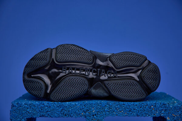 Tênis Balenciaga Triple S Clear Sole preto com sola transparente, design robusto e múltiplas camadas.