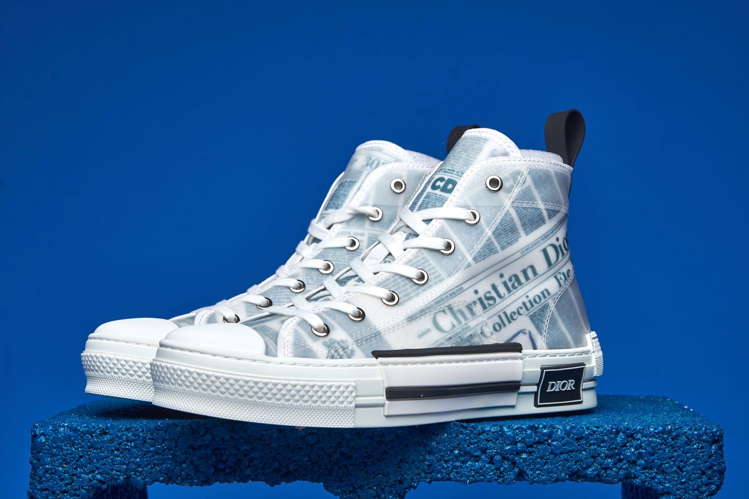 Dior Sneaker B23 Cano Alto, com tecido Jacquard Dior Oblique, trazendo um design urbano e sofisticado para quem busca estilo e conforto de alta qualidade.