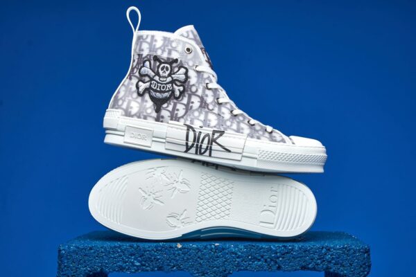 Dior Sneaker B23 Cano Alto, com tecido Jacquard Dior Oblique, trazendo um design urbano e sofisticado para quem busca estilo e conforto de alta qualidade.