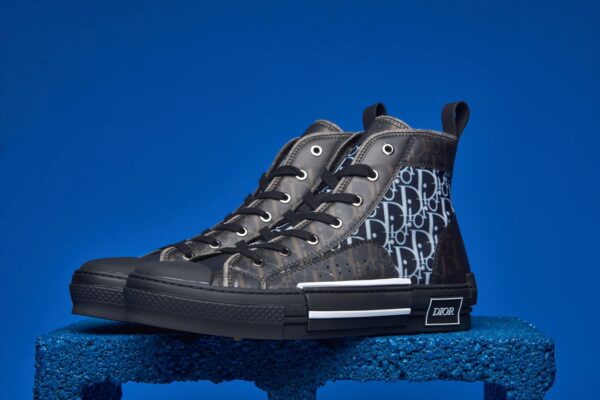 Dior Sneaker B23 Cano Alto, com tecido Jacquard Dior Oblique, trazendo um design urbano e sofisticado para quem busca estilo e conforto de alta qualidade.