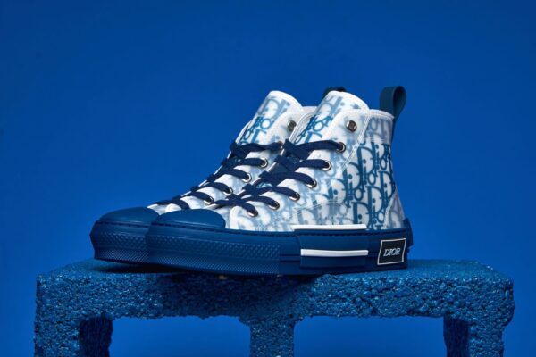 Dior Sneaker B23 Cano Alto, com tecido Jacquard Dior Oblique, trazendo um design urbano e sofisticado para quem busca estilo e conforto de alta qualidade.