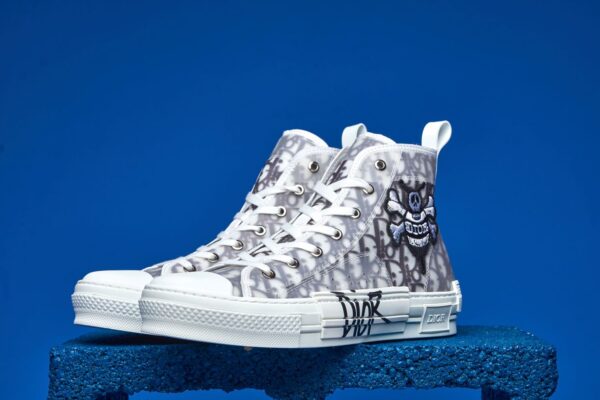 Dior Sneaker B23 Cano Alto, com tecido Jacquard Dior Oblique, trazendo um design urbano e sofisticado para quem busca estilo e conforto de alta qualidade.