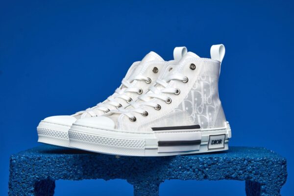Dior Sneaker B23 Cano Alto, com tecido Jacquard Dior Oblique, trazendo um design urbano e sofisticado para quem busca estilo e conforto de alta qualidade.