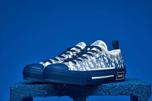 Sneaker B23 de cano baixo da Dior, com tecido Jacquard Dior Oblique em preto, oferecendo estilo moderno e sofisticado com conforto.