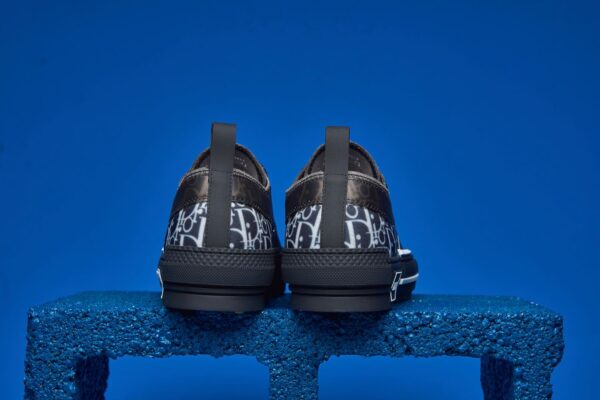 Sneaker B23 de cano baixo da Dior, com tecido Jacquard Dior Oblique em preto, oferecendo estilo moderno e sofisticado com conforto.