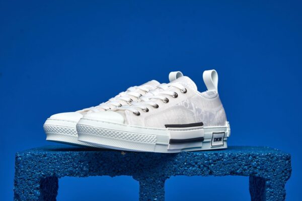 Sneaker B23 de cano baixo da Dior, com tecido Jacquard Dior Oblique em preto, oferecendo estilo moderno e sofisticado com conforto.