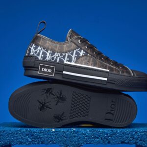 Sneaker B23 de cano baixo da Dior, com tecido Jacquard Dior Oblique em preto, oferecendo estilo moderno e sofisticado com conforto.