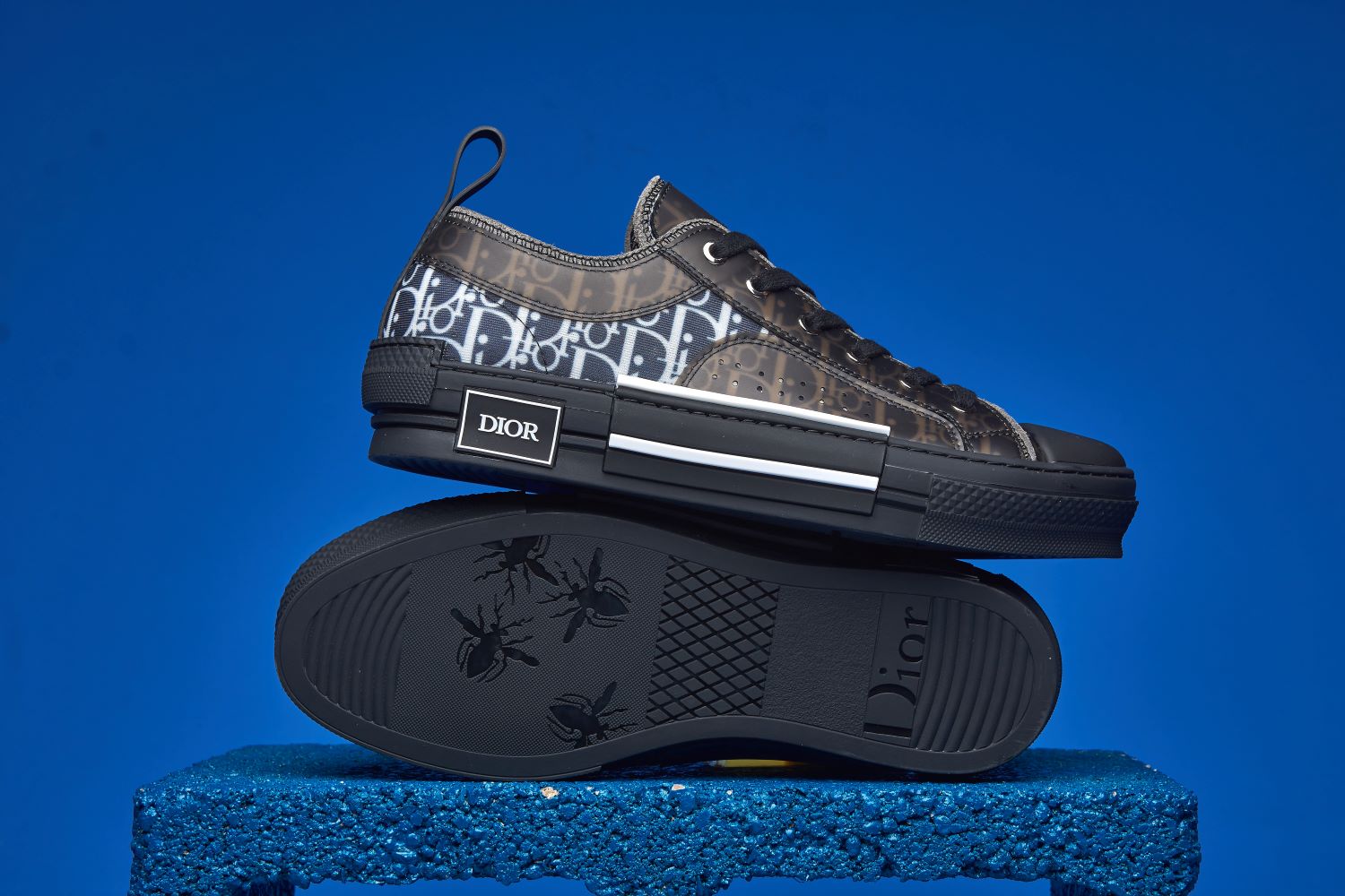 Sneaker B23 de cano baixo da Dior, com tecido Jacquard Dior Oblique em preto, oferecendo estilo moderno e sofisticado com conforto.