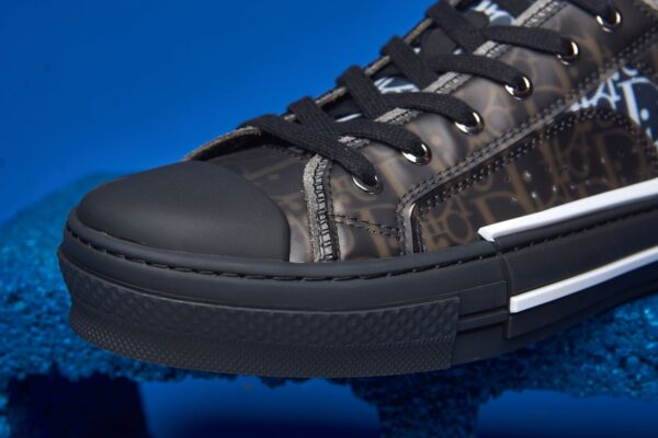 Sneaker B23 de cano baixo da Dior, com tecido Jacquard Dior Oblique em preto, oferecendo estilo moderno e sofisticado com conforto.
