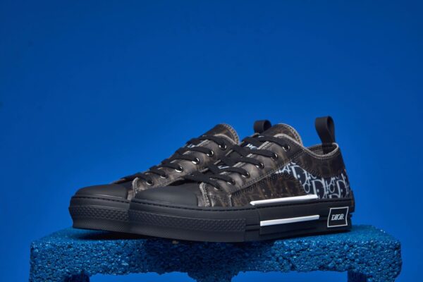 Sneaker B23 de cano baixo da Dior, com tecido Jacquard Dior Oblique em preto, oferecendo estilo moderno e sofisticado com conforto.