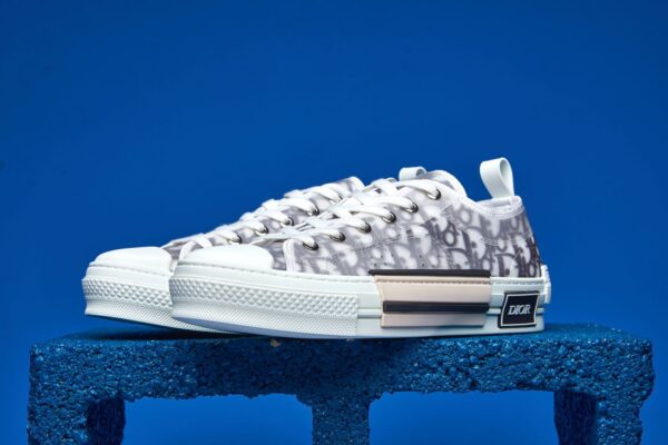 Sneaker B23 de cano baixo da Dior, com tecido Jacquard Dior Oblique em preto, oferecendo estilo moderno e sofisticado com conforto.