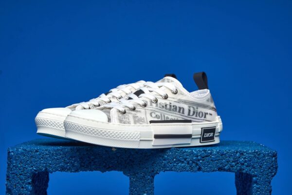 Sneaker B23 de cano baixo da Dior, com tecido Jacquard Dior Oblique em preto, oferecendo estilo moderno e sofisticado com conforto.
