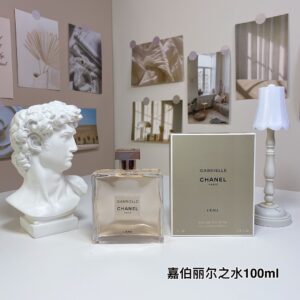 Frasco de perfume Gabrielle Chanel Paris 100ml, fragrância floral sofisticada em um design minimalista.