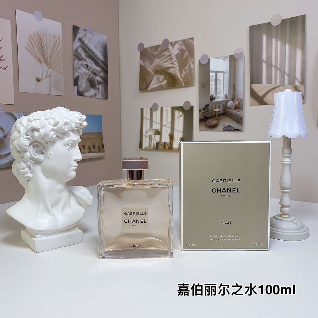 Frasco de perfume Gabrielle Chanel Paris 100ml, fragrância floral sofisticada em um design minimalista.