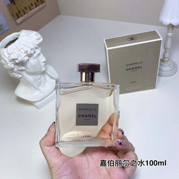 Frasco de perfume Gabrielle Chanel Paris 100ml, fragrância floral sofisticada em um design minimalista.