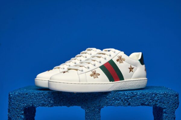 Tênis Gucci Ace de canvas GG Supreme, com design elegante e detalhes em couro, perfeito para quem busca sofisticação e conforto no estilo.