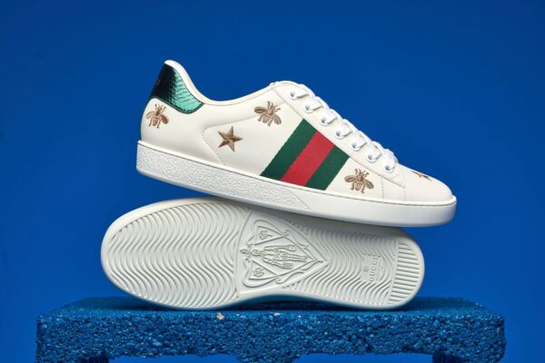 Tênis Gucci Ace de canvas GG Supreme, com design elegante e detalhes em couro, perfeito para quem busca sofisticação e conforto no estilo.