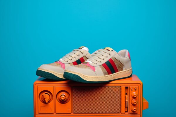 Tênis Gucci Ace de canvas GG Supreme, com design elegante e detalhes em couro, perfeito para quem busca sofisticação e conforto no estilo.