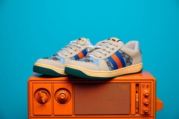 Tênis Gucci Ace de canvas GG Supreme, com design elegante e detalhes em couro, perfeito para quem busca sofisticação e conforto no estilo.