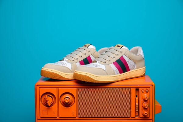 Tênis Gucci Ace de canvas GG Supreme, com design elegante e detalhes em couro, perfeito para quem busca sofisticação e conforto no estilo.
