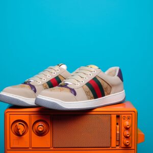 Tênis Gucci Ace de canvas GG Supreme, com design elegante e detalhes em couro, perfeito para quem busca sofisticação e conforto no estilo.